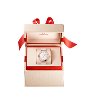 Cassa elegante in oro rosa 18K da 34 mm con finitura lucida e lunetta liscia dell’Omega De Ville Ladymatic